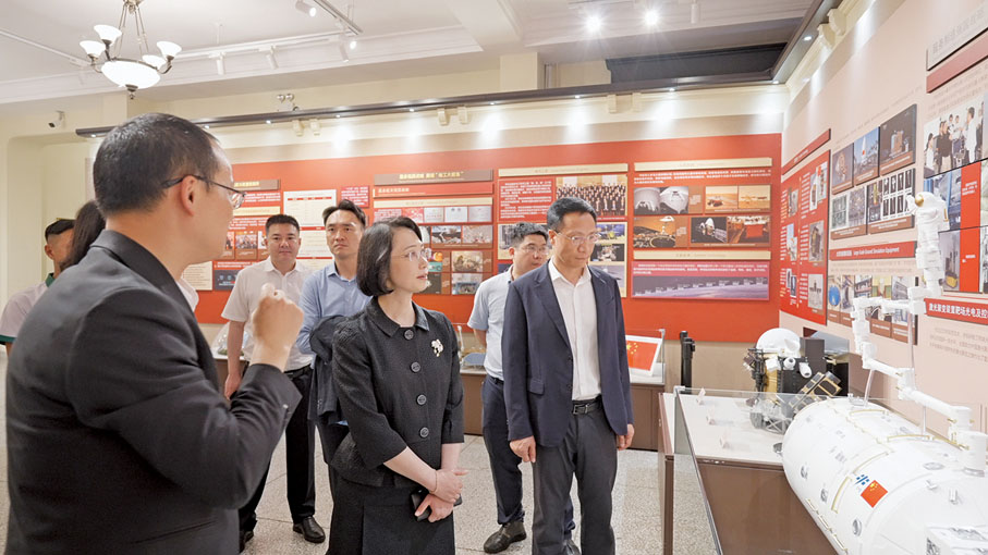 ●柯嵐率澳門青年到訪哈爾濱工業大學。（澳門教青局圖片）