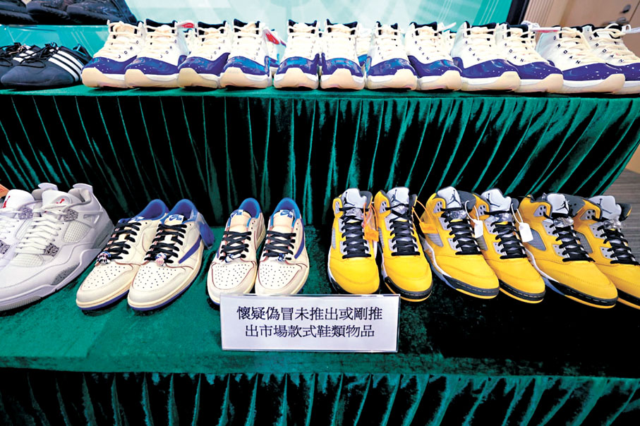 ●海關偵破9宗跨境轉運冒牌球鞋案，檢炒款值千萬元假貨拘兩司機。 香港文匯報記者劉友光  攝
