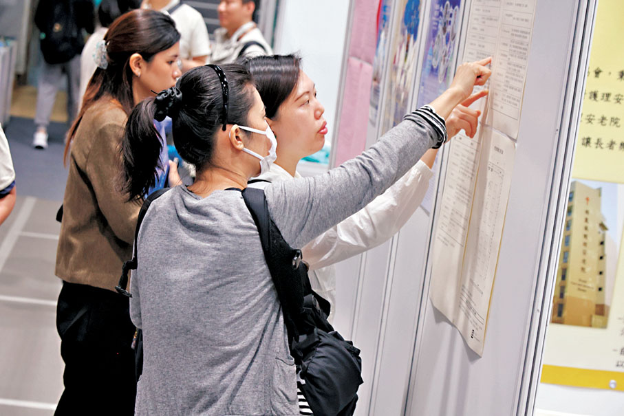 ●招聘會有逾60間機構共提供超過3,000個不同行業職位空缺。 香港文匯報記者黃艾力  攝