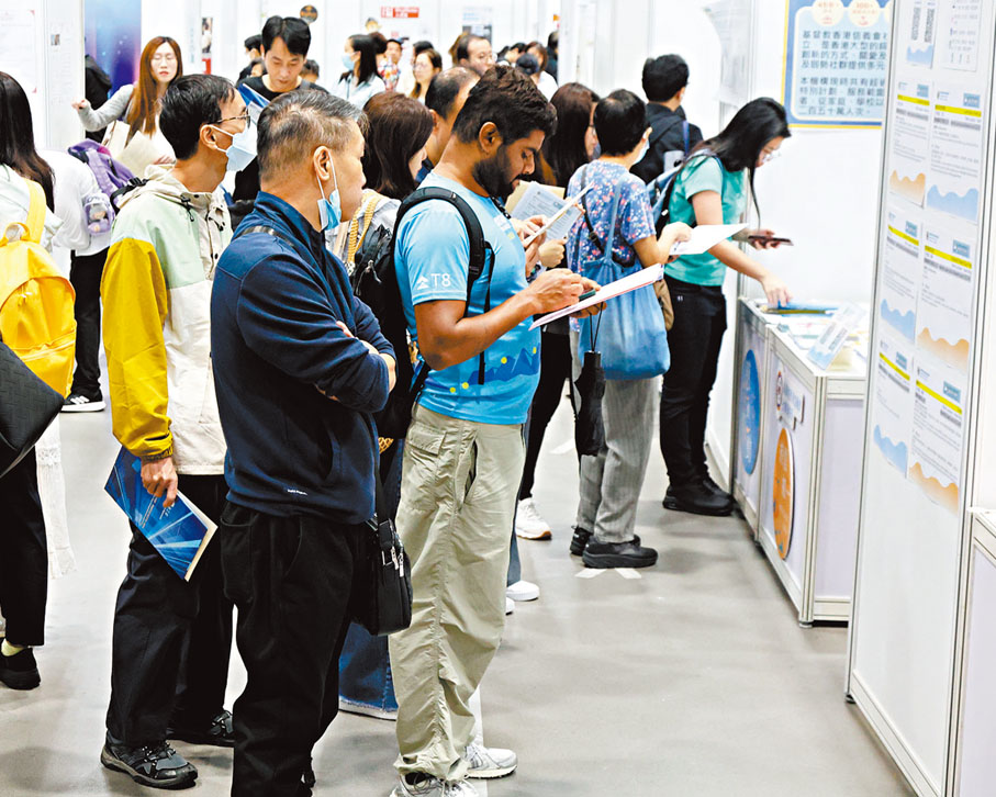 ●勞工處昨日舉行的招聘會，求職者不乏中高齡人士。 香港文匯報記者黃艾力  攝