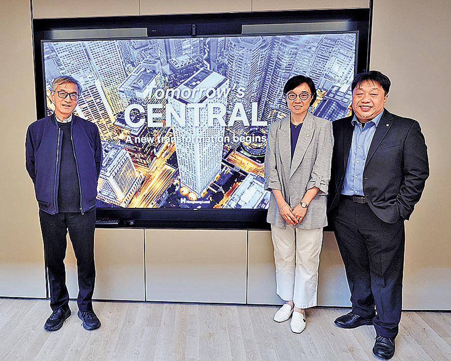 ●左起為理大土木及環境工程學系傑出研究教授兼碳中和資源工程研究中心主任潘智生、置地工程助理總經理吳美玲、金門建築持續發展經理謝志軒。 香港文匯報記者岑健樂  攝 