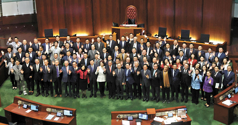 ●第七屆立法會昨日舉行最後一日大會，在中午完成表決最後一項議員議案後，主席梁君彥隨即宣布休會。圖為梁君彥與議員們合影。 香港文匯報記者郭木又  攝