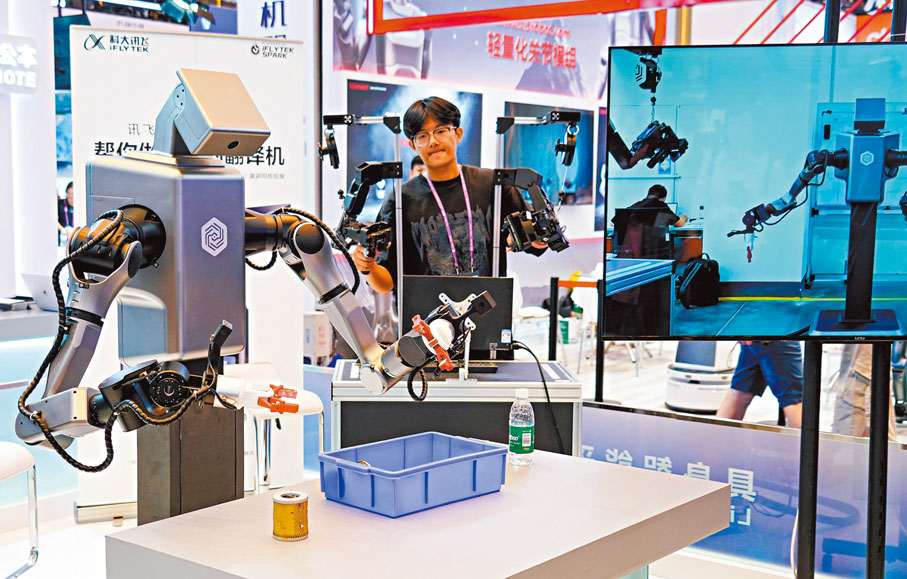 ●工作人員在第138屆廣交會科大訊飛展台操作機器人拿取物品。 新華社
