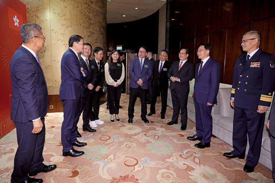 ●主禮嘉賓熱烈交流。 