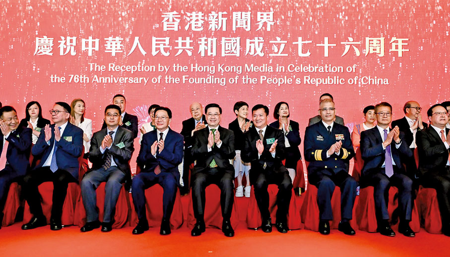 ●台上嘉賓鼓掌慶祝國慶。