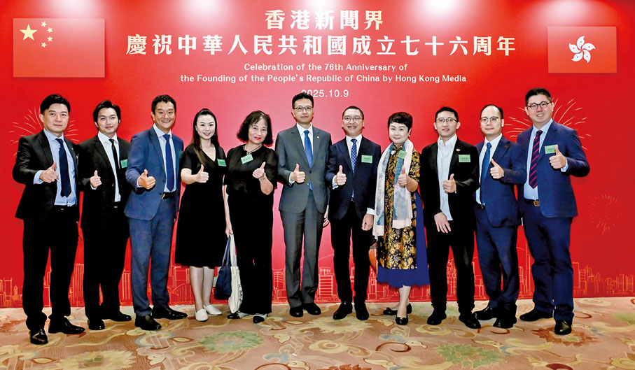 ●嘉賓們點讚合影。