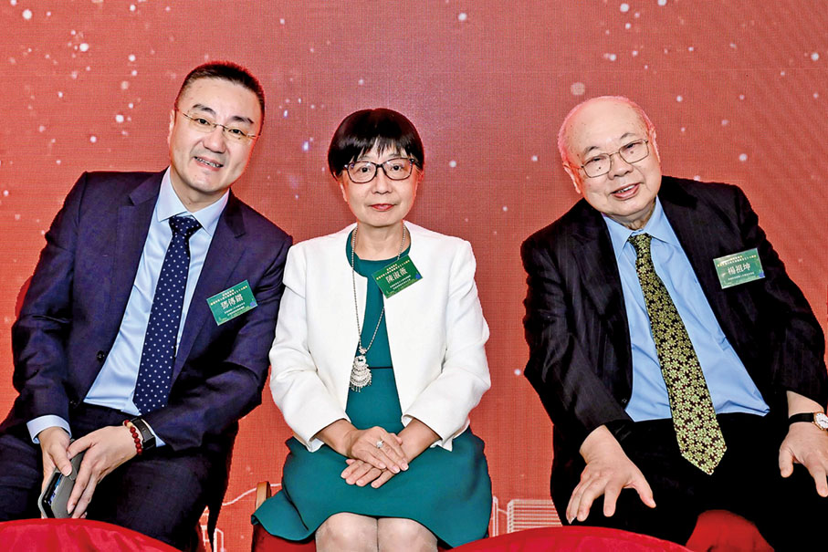 ●左起：香港新聞工作者聯會理事、信報財經新聞總編輯鄧傳鏘，香港商業電台主席特別顧問、香港新聞教育基金主席陳淑薇，香港資深傳媒人員聯誼會會長楊祖坤。