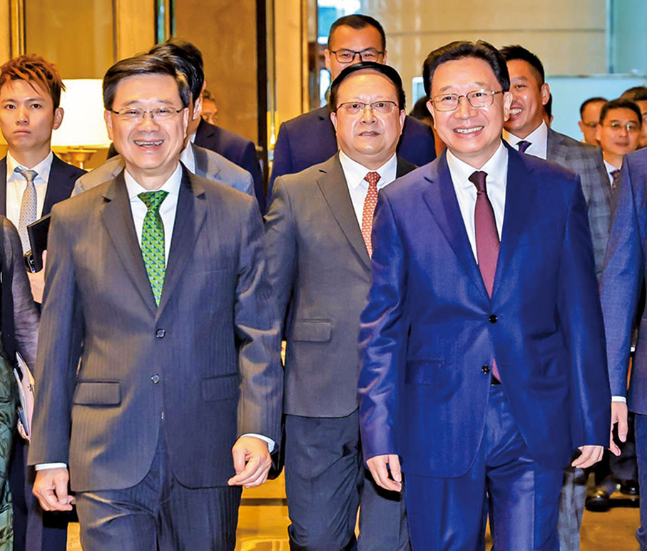 ●香港特別行政區行政長官李家超（左）、中央政府駐港聯絡辦主任周霽（右）出席活動。