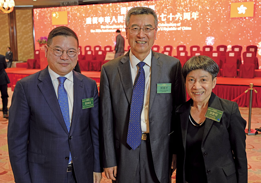 ●左起：香港大公文匯傳媒集團副董事長、總編輯張國義，香港新聞工作者聯會榮休理事、東南傳媒總編輯賈西平，時任香港報業公會主席郭豔明。