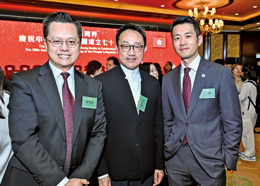 ●左起：香港太古集團公共事務總經理陳智健，香港特別行政區政府香港海關關長陳子達，鳳凰衛視主持人王峰。