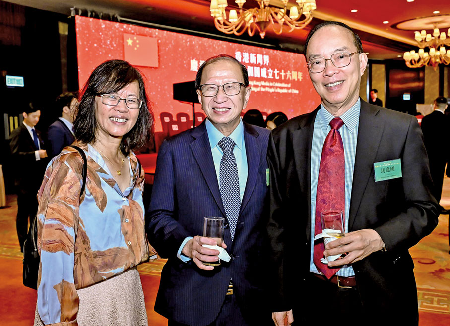 ●左起：香港新聞工作者聯會副主席、明報副總編輯林藹純，香港中華出入口商會會長貝鈞奇，全國人大代表、香港特別行政區立法會議員馬逢國。