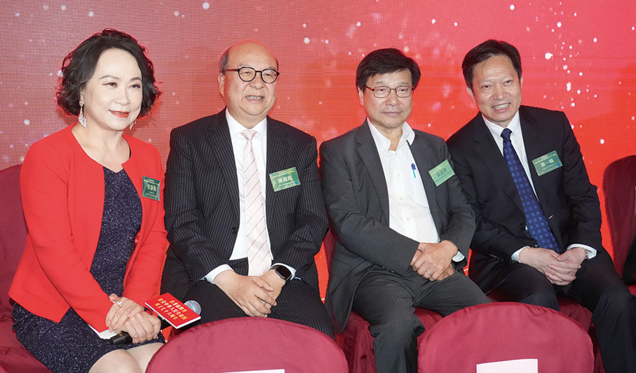 ●左起：全國政協委員、香港新聞工作者聯會常務理事曾瀞漪，NowTV新聞及財經資訊主管陳鐵彪，電視廣播有限公司助理總經理袁志偉，香港新聞工作者聯會副主席郭一鳴。