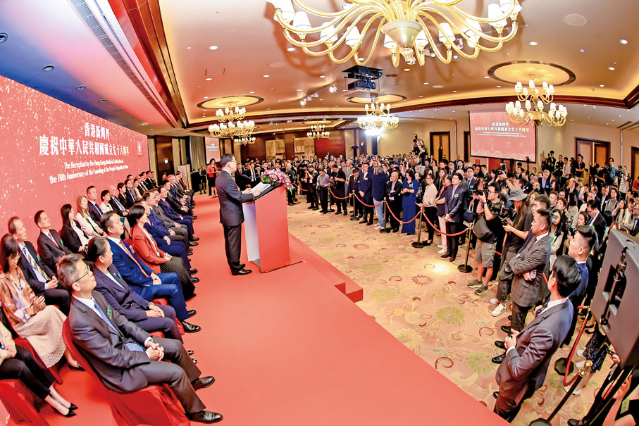 ●近500位社會各界賢達與新聞界同仁齊聚一堂，慶祝國慶76周年。