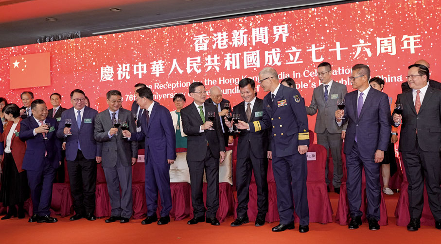 ●主禮嘉賓互相碰杯祝酒。