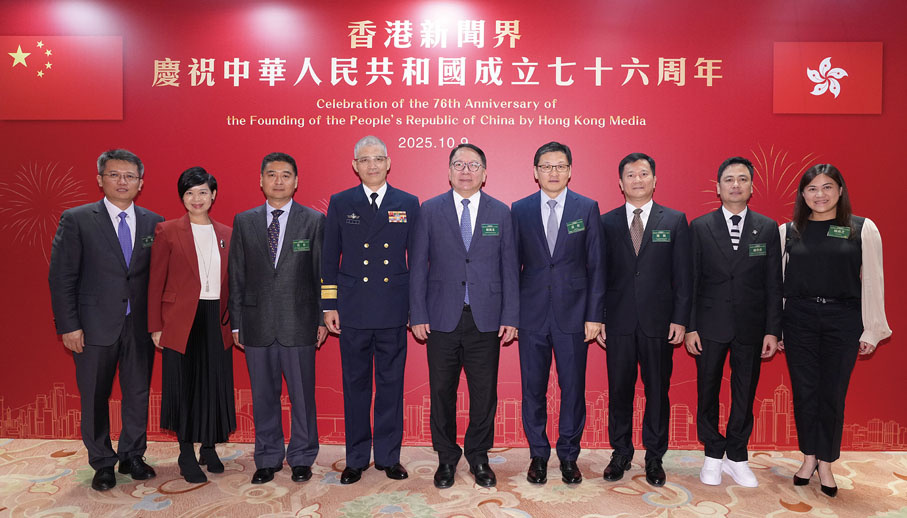 ●主禮嘉賓在背景板前合照。