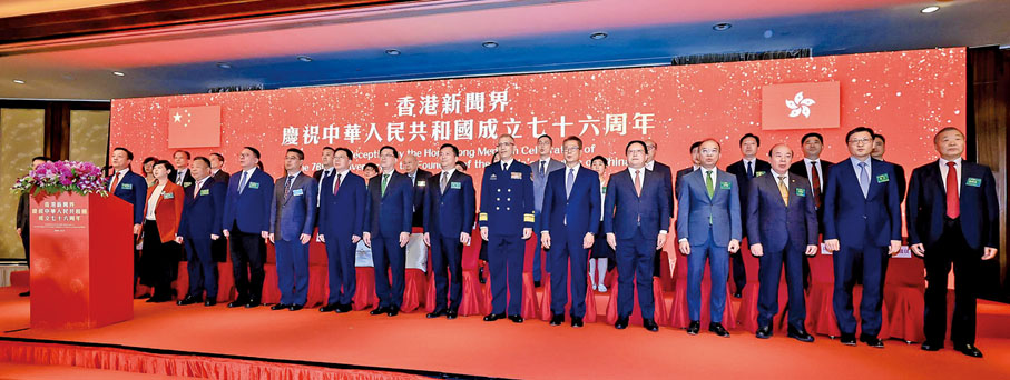 ●全體嘉賓面向國旗，奏唱國歌。