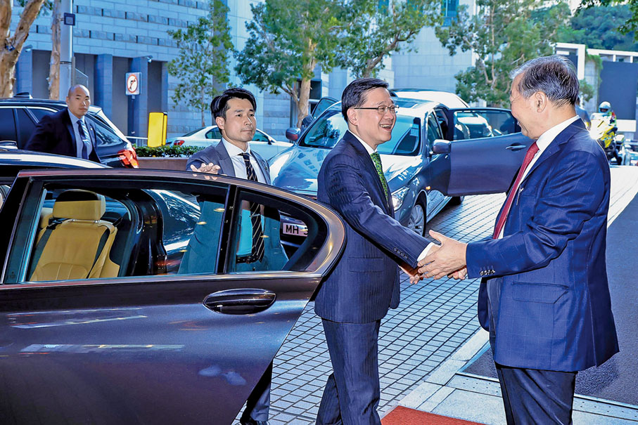 ●香港新聞工作者聯會會長張國良（右）迎接行政長官李家超。