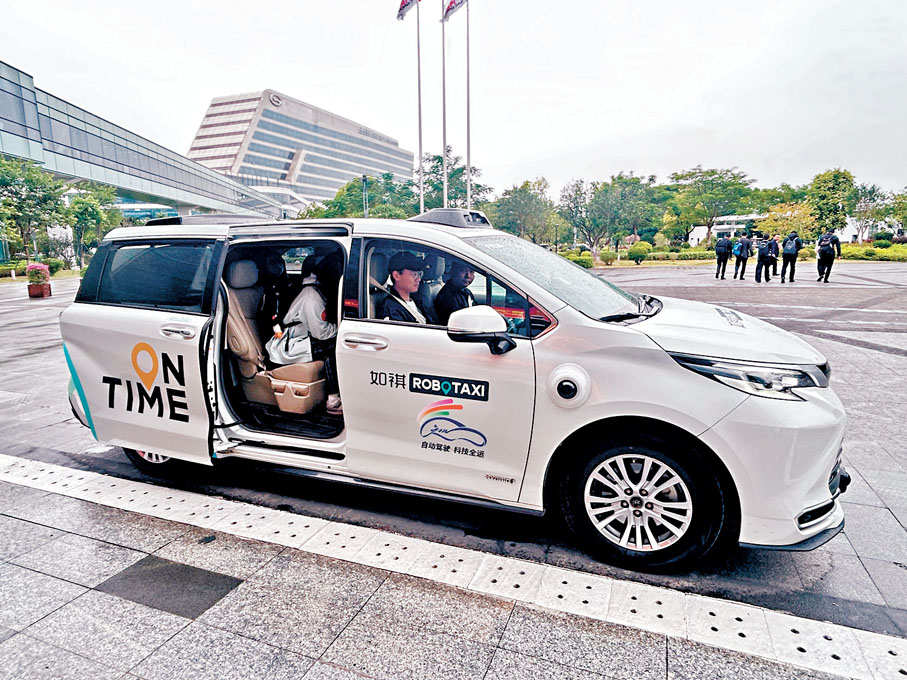 ●圖為投用於十五運會的L4級自動駕駛Robotaxi。香港文匯報記者敖敏輝  攝