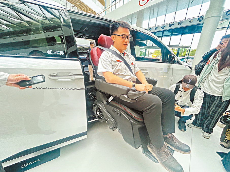●福祉車的座椅兼具輪椅功能。香港文匯報記者敖敏輝  攝