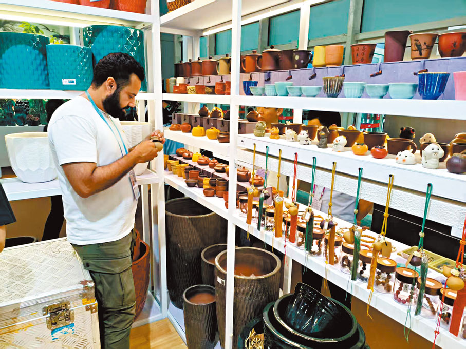 ●今年4月廣交會上，外國客商在看紫砂壺展品。