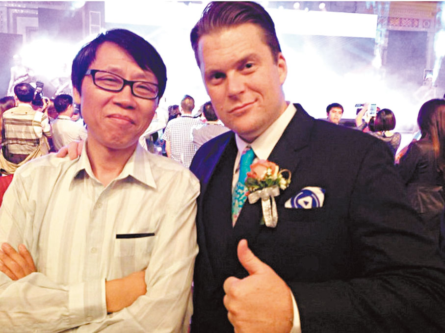 ●2012年廣交會上，張明強（左）與老朋友法國紫砂壺進口商羅伯特（Robert）合影。