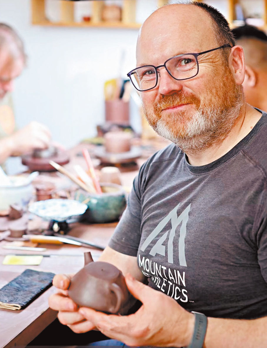 ●德國的紫砂愛好者在丁蜀老街學做紫砂壺。香港文匯報 江蘇傳真