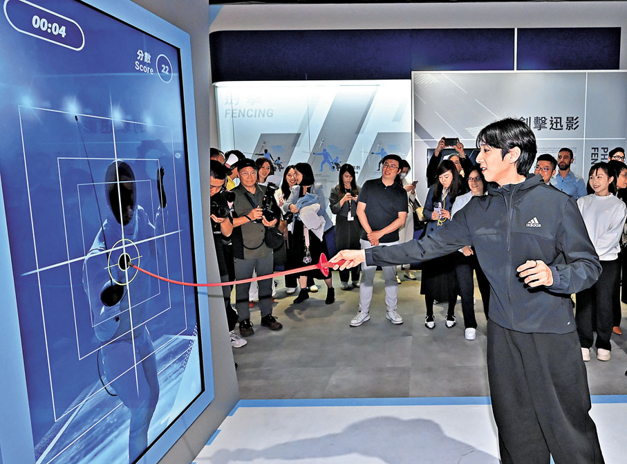 ●劍擊運動員崔浩然體驗互動展品「劍尖之舞」。