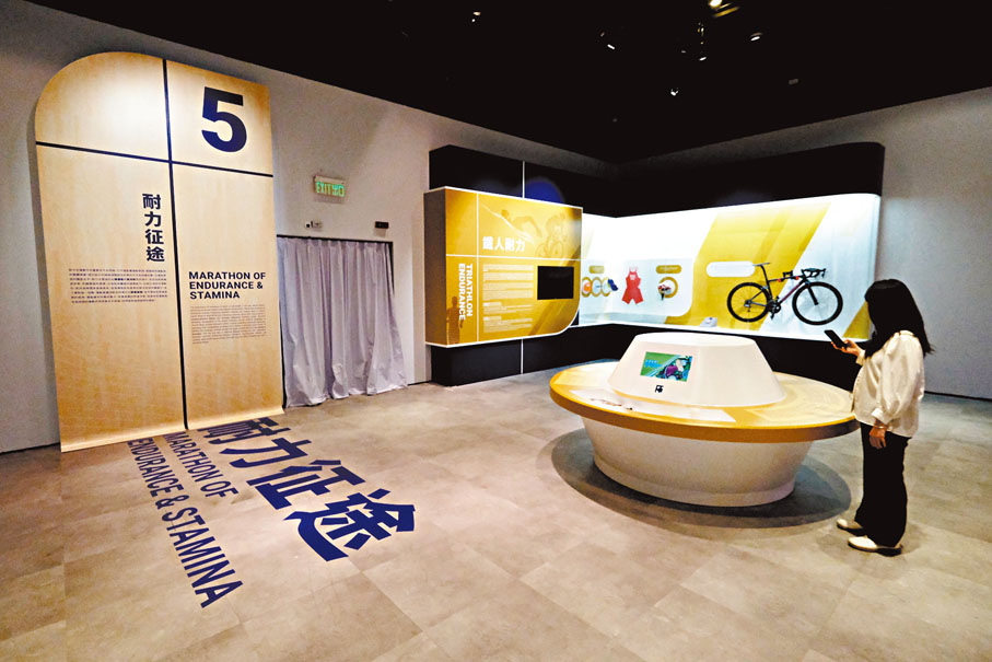 ●展覽陳列出健兒參與賽事時的裝備。香港文匯報記者涂穴  攝