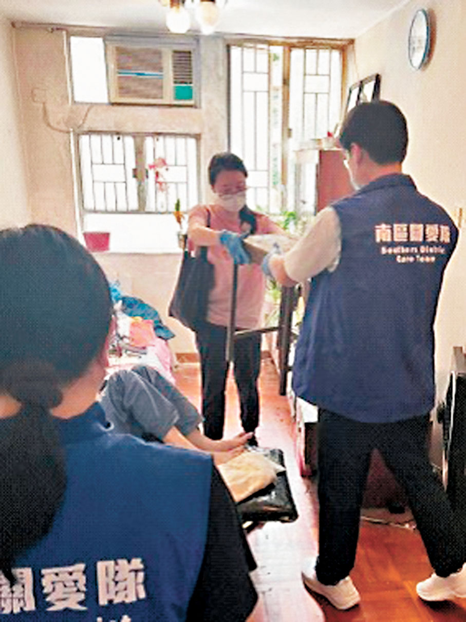 ●關愛隊義工為獨居長者清理家居雜物。 作者供圖