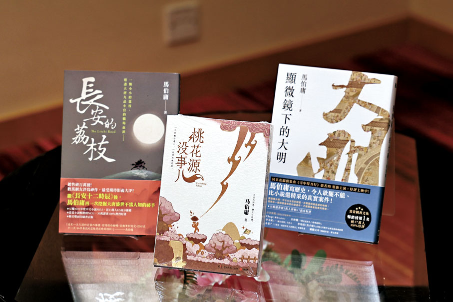 ●馬伯庸在講座前與讀者合影。  主辦方供圖