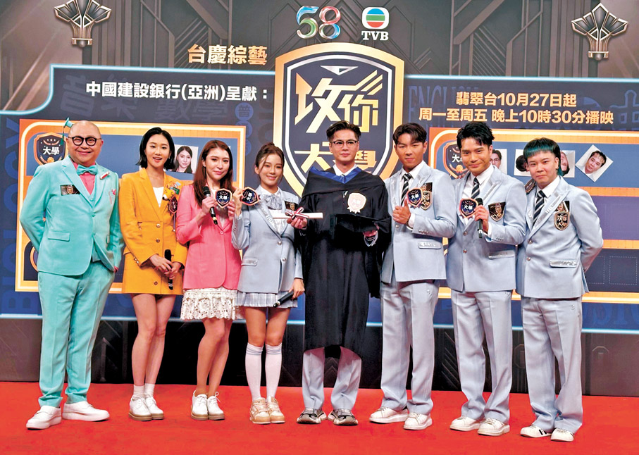 ●問答比賽中奪冠的羅子溢穿上畢業袍接受加冕。香港文匯報記者子棠攝