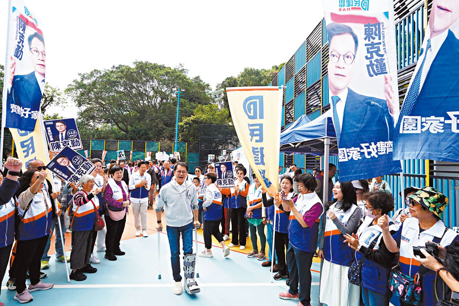 ●陳克勤昨日報名後即到大圍顯徑站開街站。  香港文匯報記者曾興偉 攝