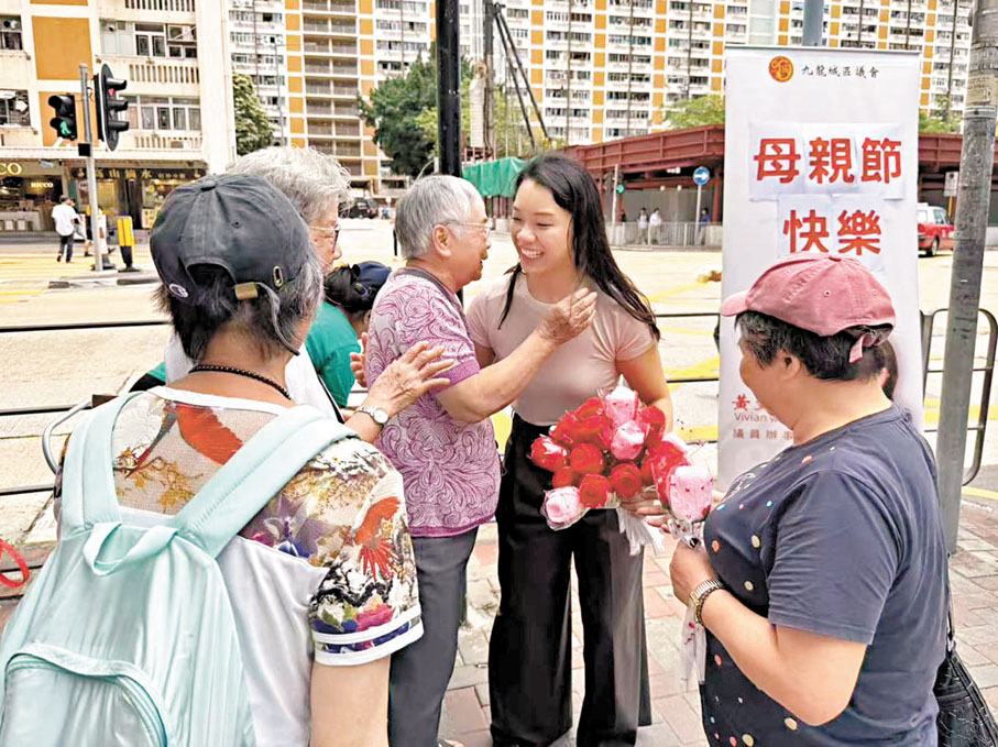 ●黃文莉在母親節街站派發鮮花時，有位婆婆主動上前擁抱她，那一刻讓她感到很暖心。 受訪者供圖