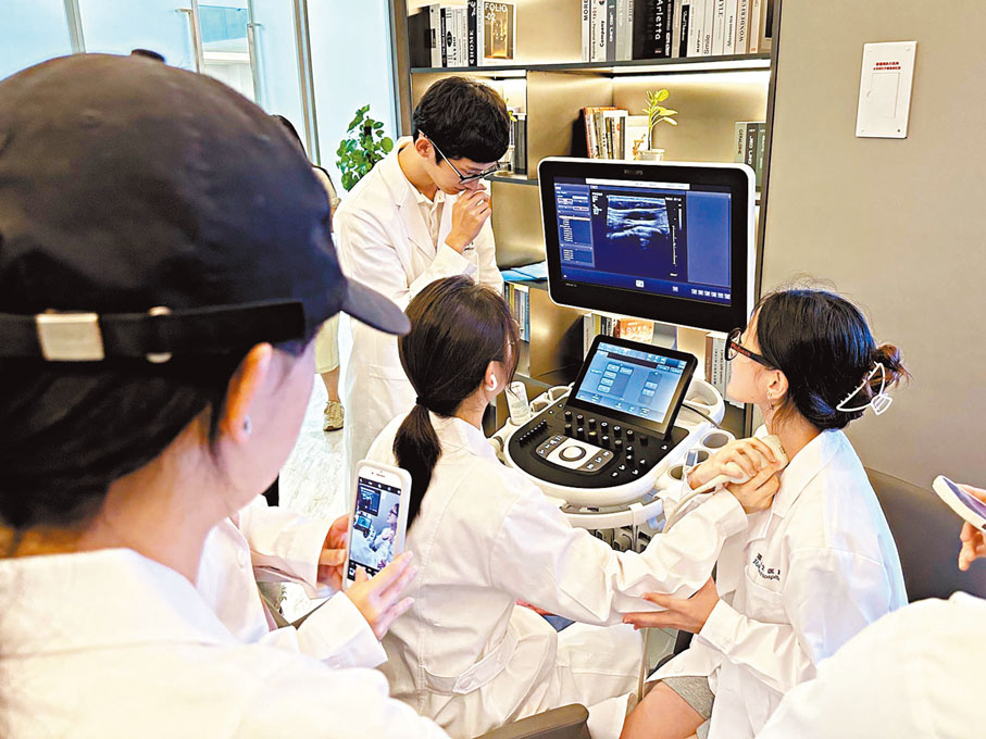 ●「十五五」時期擴大市場准入和開放領域。圖為新加坡私立綜合醫療集團萊佛士醫療集團設立的上海萊佛士醫院。 資料圖片