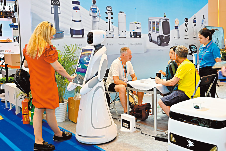 ●中共二十屆四中全會提出要加快高水平科技自立自強，引領發展新質生產力。圖為10月19日，在第138屆廣交會的服務機器人專區，參展商和採購商洽談。 中新社