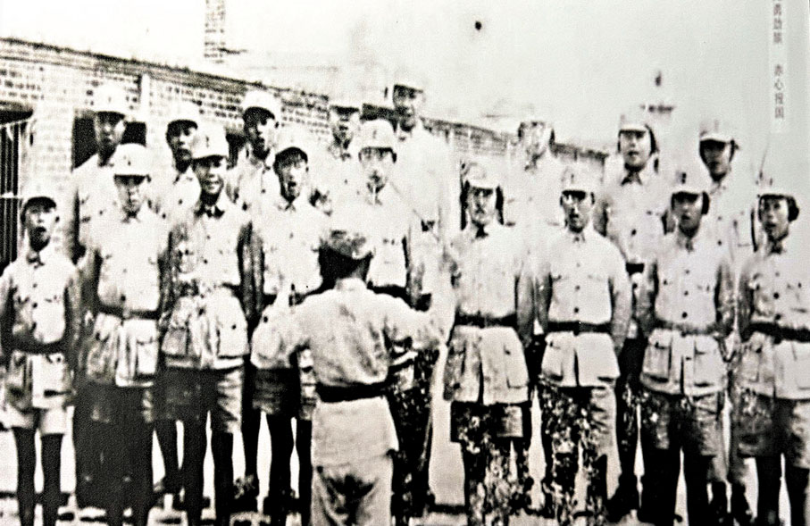 ●台灣義勇隊隊員和少年團團員一起高唱抗日戰歌。 