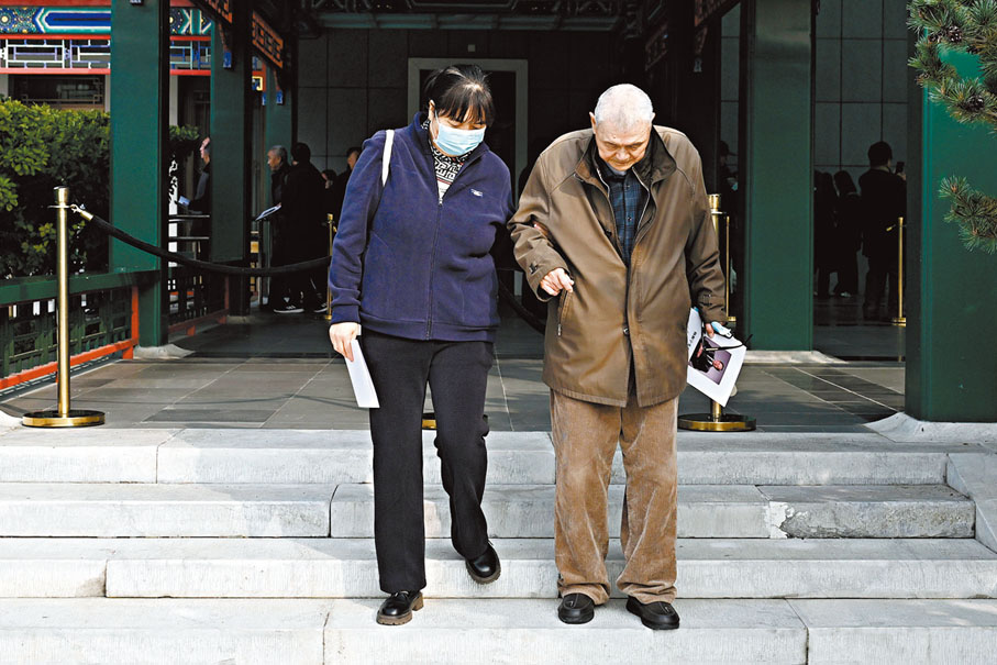 ●中國科學院、清華大學畢業生等社會各界人士前往八寶山為楊振寧送別。 中新社