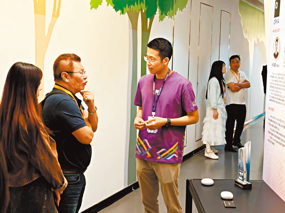 ●Orka創始人陸叢希在向嘉賓介紹項目產品。香港文匯報記者帥誠 攝