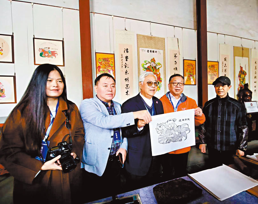 ●周家口木版年畫傳承人夏明月將精心製作的年畫贈予海外華文媒體高層一行。 香港文匯報記者劉蕊 攝