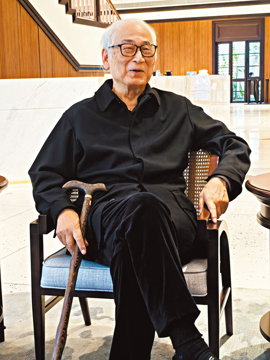 ●鈴木忠志睿智幽默地坦言勞作可以促進戲劇，作為導演要為演員滅蟲。 記者茅建興  攝