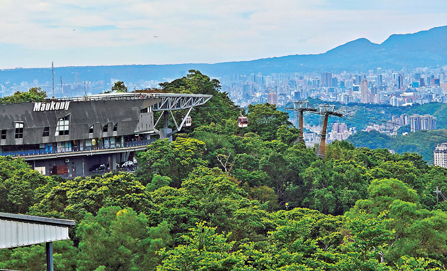 ●站在貓空山頂上，台北風景盡入眼簾。