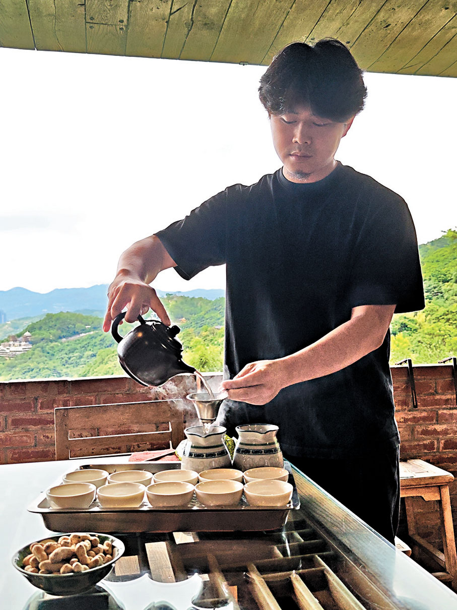 ●紅木屋茶館如今由第二代接手經營。