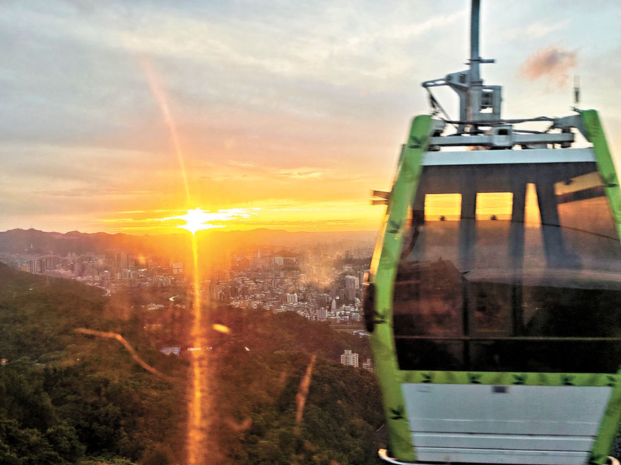 ●在貓空纜車上看美麗的夕陽。