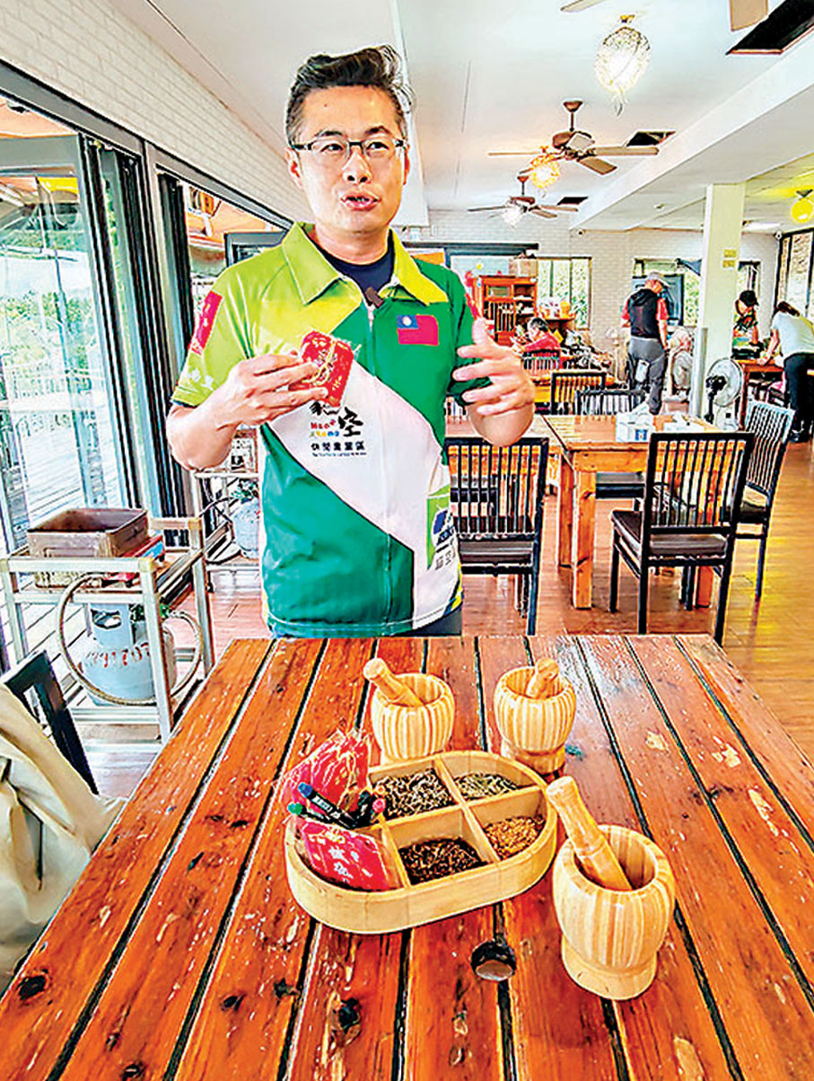 ●張振隆親自示範DIY茶香囊。