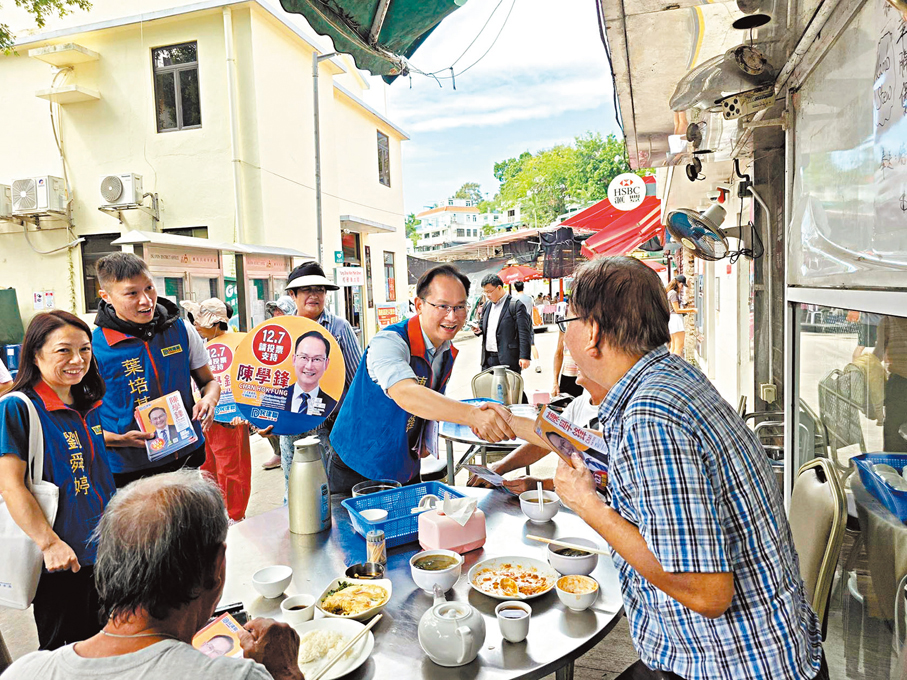 ●陳學鋒與街坊交流。 Fb圖片