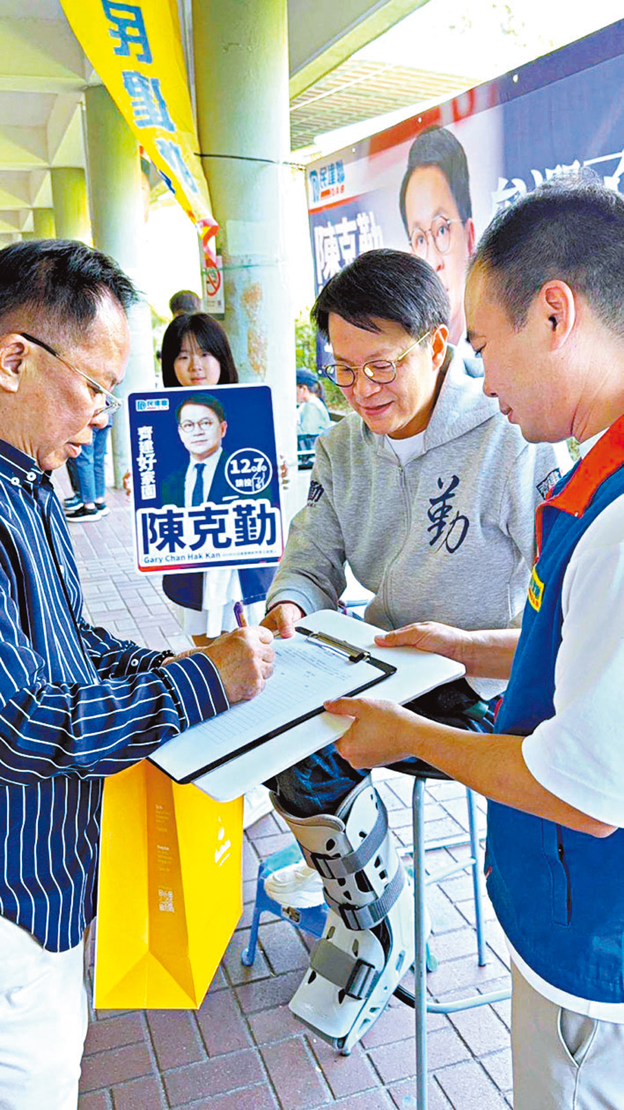 ●陳克勤團隊落區蒐集民意。 Fb圖片