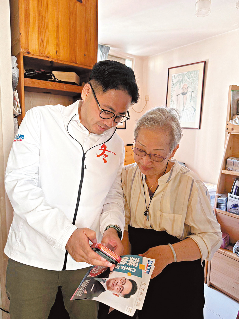 ●葉傲冬探望服務社區的老前輩。 Fb圖片