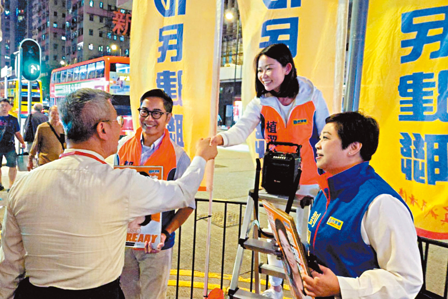 ●植潔鈴在街站聽取意見。   Fb圖片