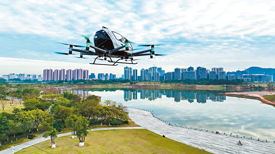  ●《措施》支持廣州、深圳、珠海先行先試，穩步開通市內和城際低空客運航線，探索制定低空空域交通規則和大灣區跨境無人機物流配送。圖為億航無人駕駛航空器在廣州黃埔作商業飛行演示。 香港文匯報廣州傳真