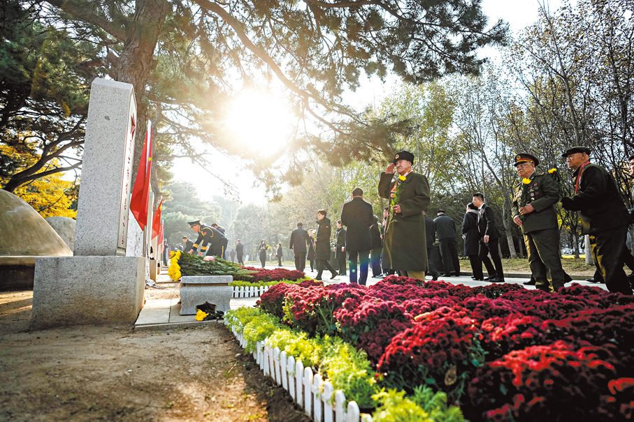 ●10月25日，志願軍老戰士在瀋陽抗美援朝烈士陵園儀式現場向烈士墓獻花。 新華社